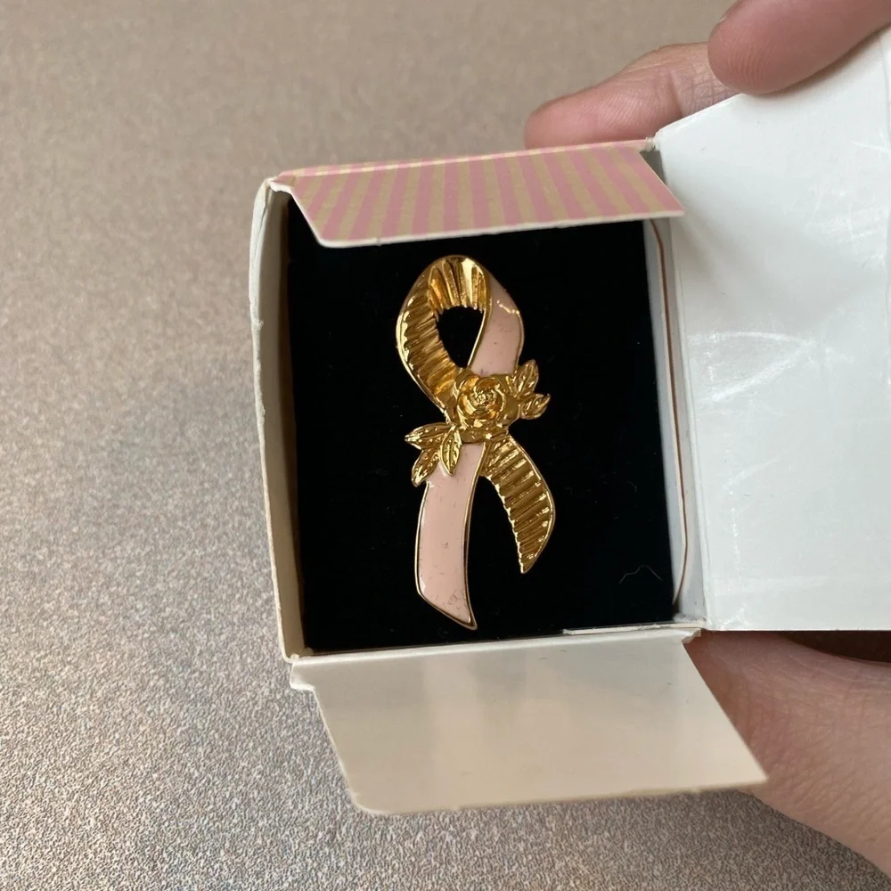 New in box Avon 1993 Breast Cancer Awareness Rose Enamel Pin